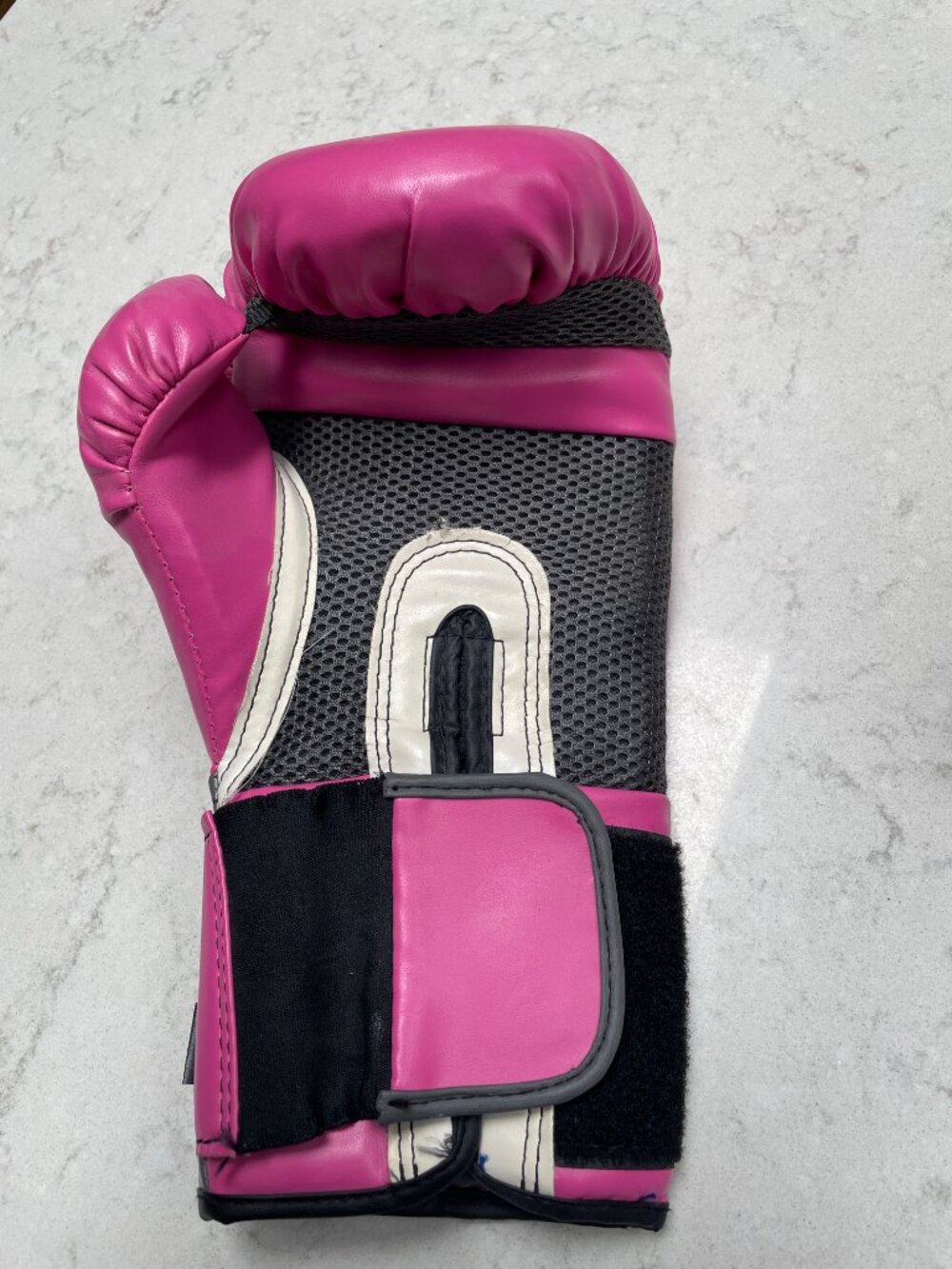 Hot Pink Everlast Boxing Gloves 12 Ounces  Great Condition - Picture 10 of 14